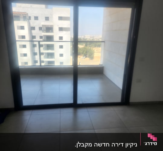 מרפסת עם רצפה נקייה ודלת זכוכית